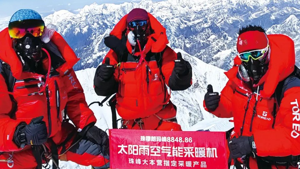 登峰造極，使命必達(dá)！太陽(yáng)雨空氣能旗幟登頂珠峰之巔！